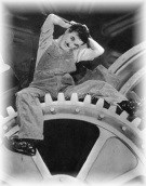 Una scena del film "Tempi moderni" di Charlie Chaplin